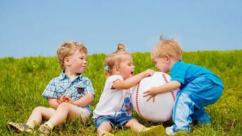 Οι τρόποι για να πείσετε το παιδί σας να μοιράζεται τα πράγματά του Οι τρόποι για να πείσετε το παιδί σας να μοιράζεται τα πράγματά του